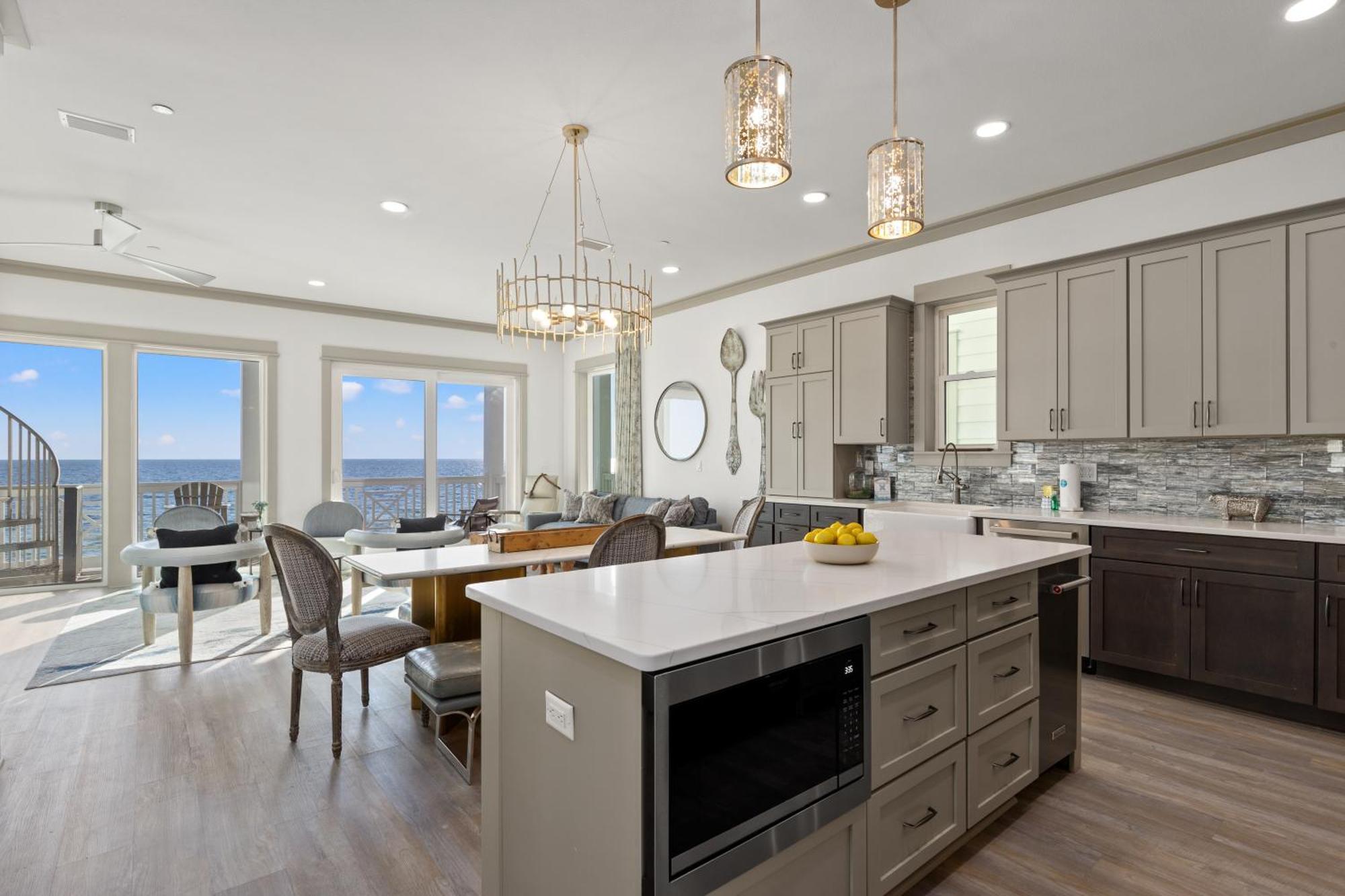 Pineapple Paradise! 6br 7ba Beachfront House! Private Pool! Grill! Sleeps 16! Holiday home Panama City Beach