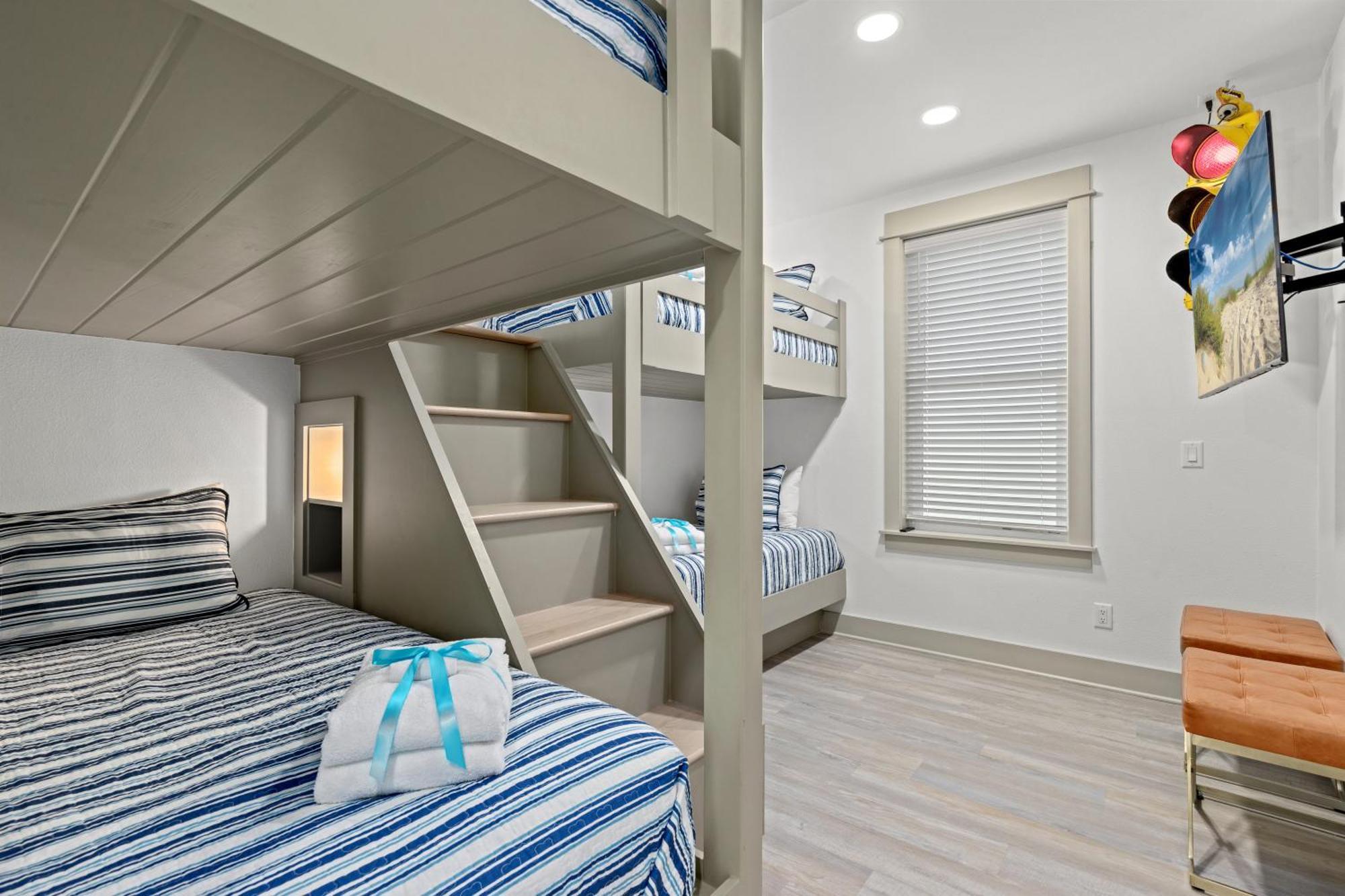 Pineapple Paradise! 6br 7ba Beachfront House! Private Pool! Grill! Sleeps 16! Panama City Beach