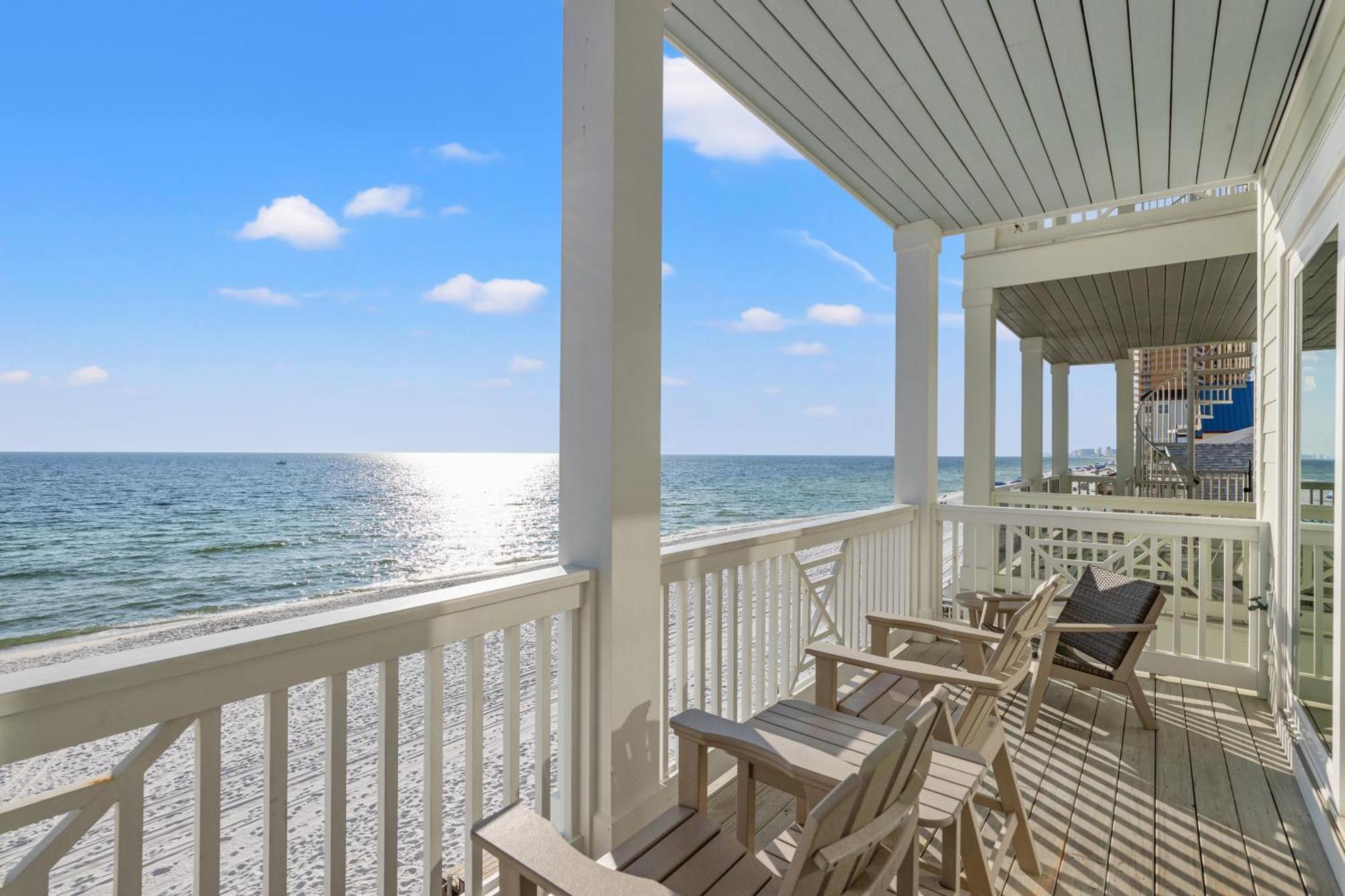 Pineapple Paradise! 6br 7ba Beachfront House! Private Pool! Grill! Sleeps 16! Holiday home *